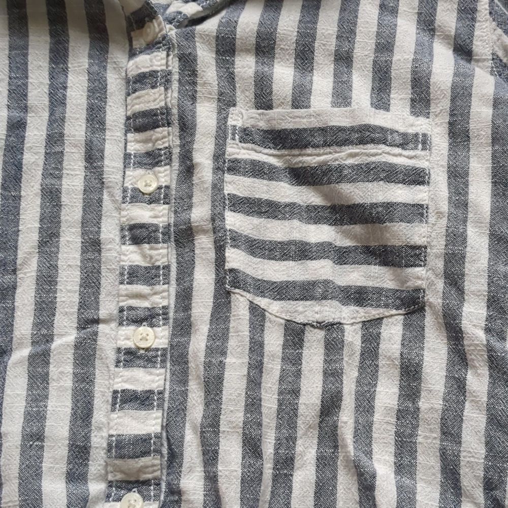 Abercrombie & Fitch Blue and White Striped Button Down Shirt - Picture 3 of 9